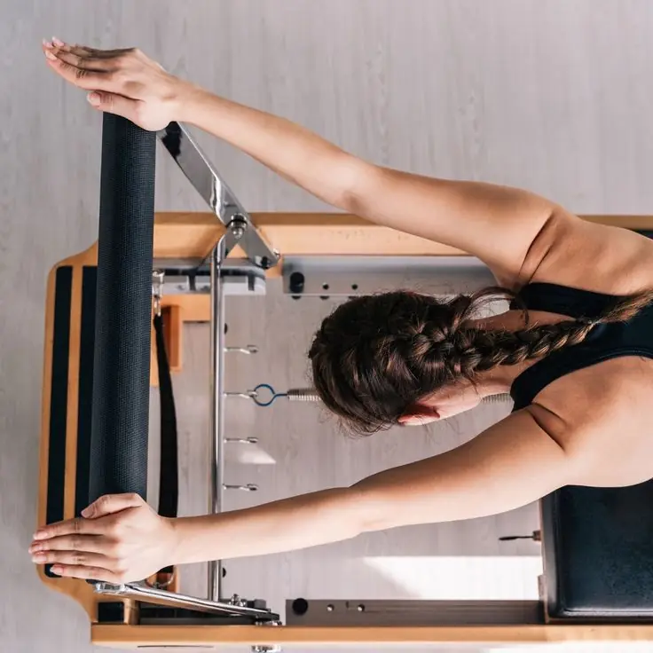 Stretch op de reformer, van bovenaf